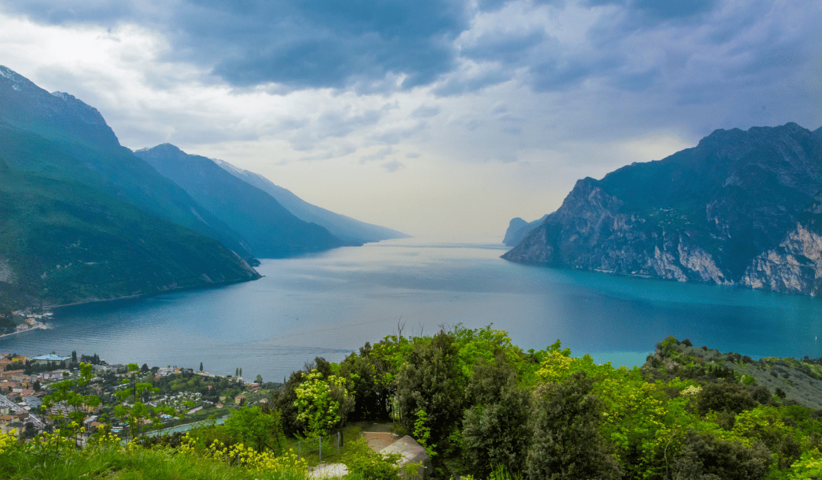 Family_on_a_camping_holiday_near_Lake_Garda